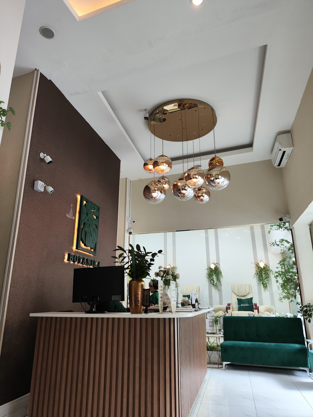 Botanika Nails & Beauty - Silom