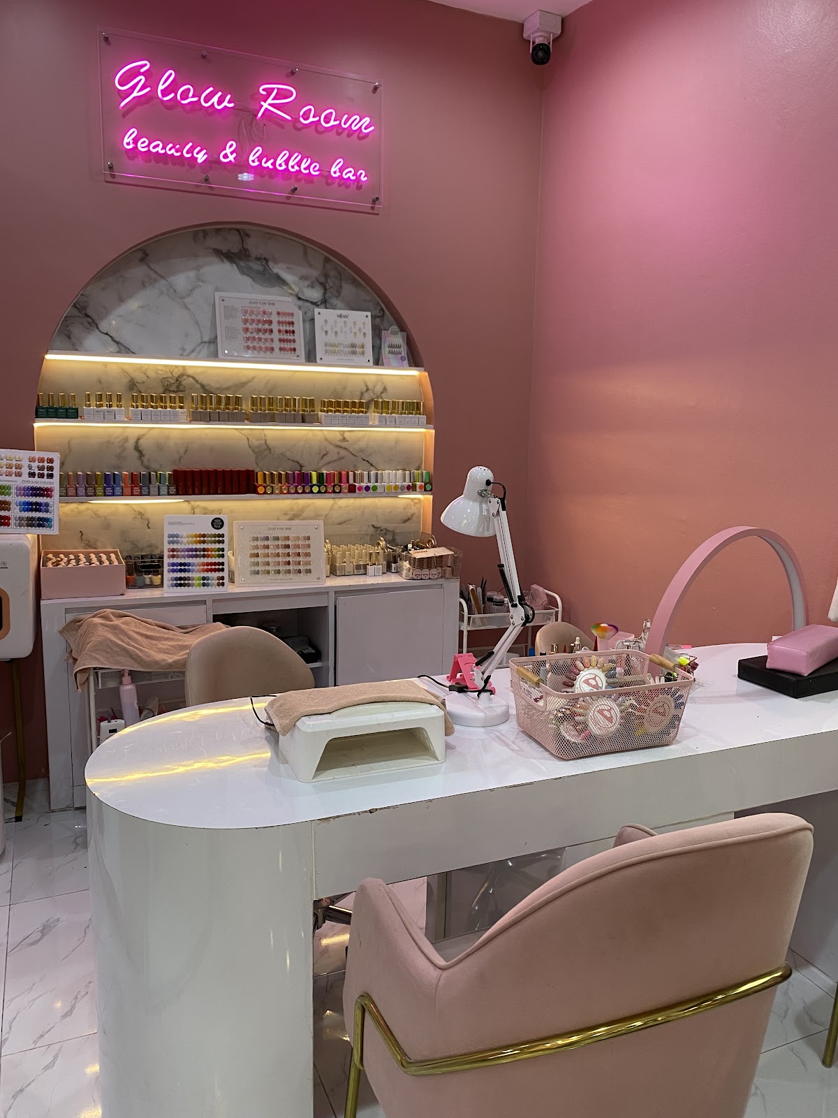 GLOW ROOM (Beauty & Bubble Bar)