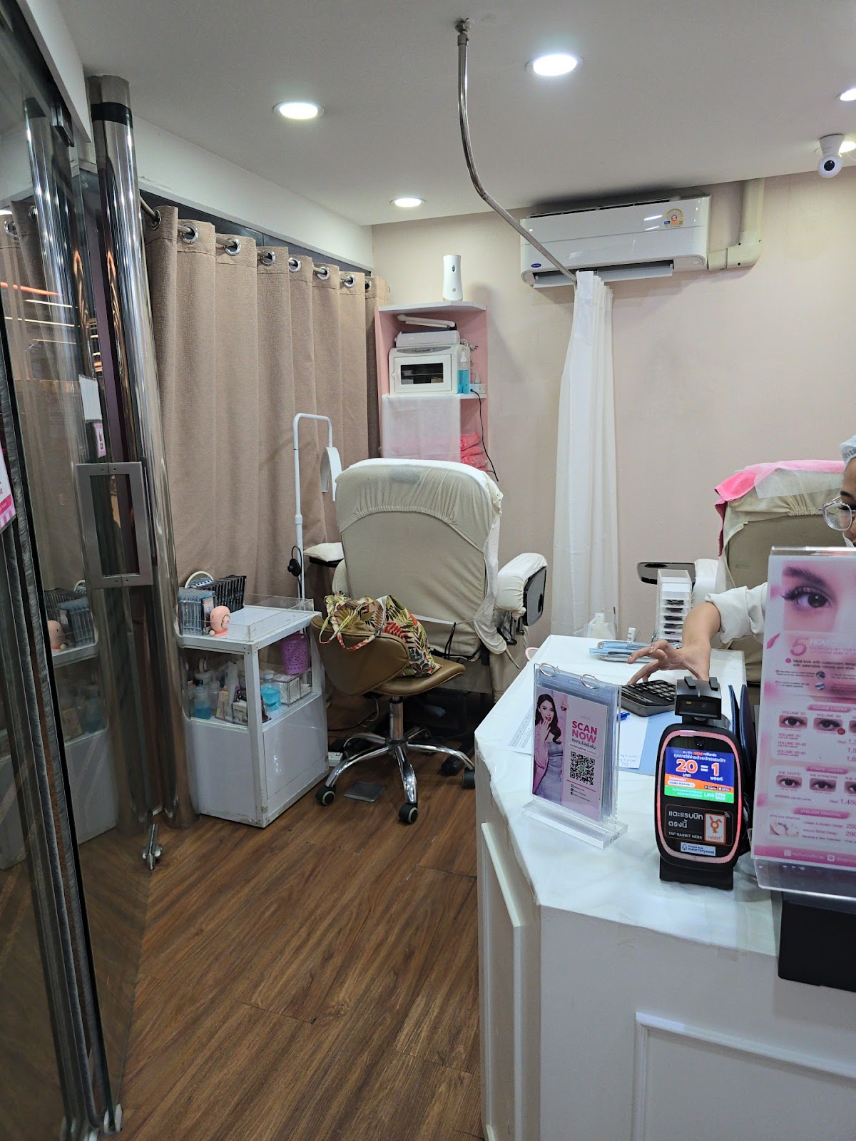 Lashury Eyelash Salon - BTS Saladaeng [ร้านต่อขนตาสัญชาติญี่ปุ่น ในสถานีรถไฟฟ้า - Eyelash Lifting, Eyelash Extensions]
