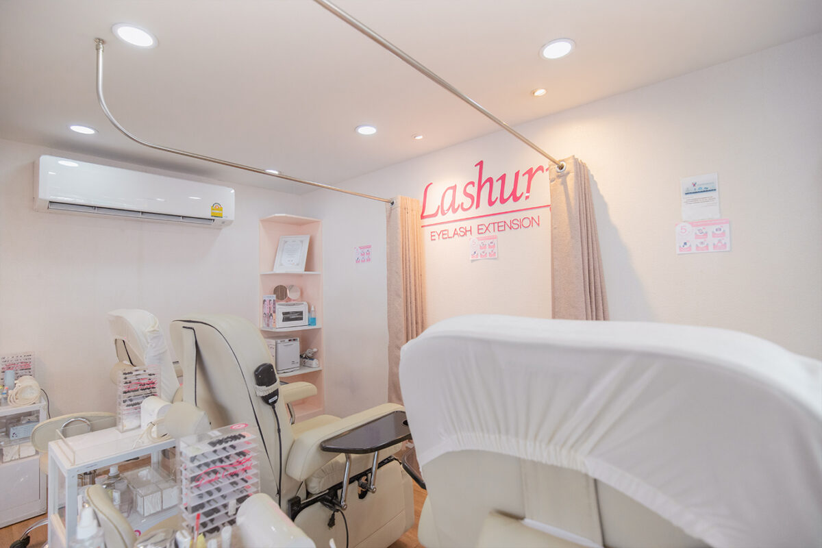 Lashury Eyelash Salon - BTS Ekkamai [ร้านต่อขนตาสัญชาติญี่ปุ่น ในสถานีรถไฟฟ้า - Eyelash Lifting, Eyelash Extensions]