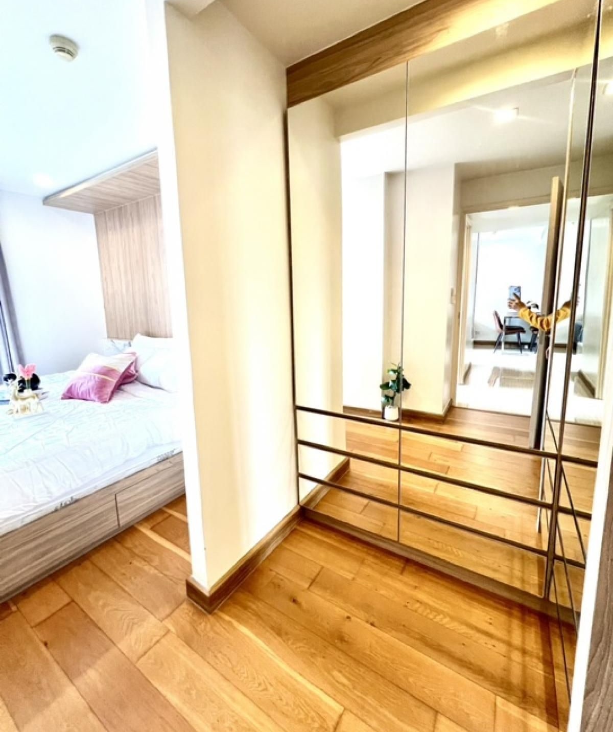 Urgent , Downtown Forty Nine (sukhumvit 49). image 2