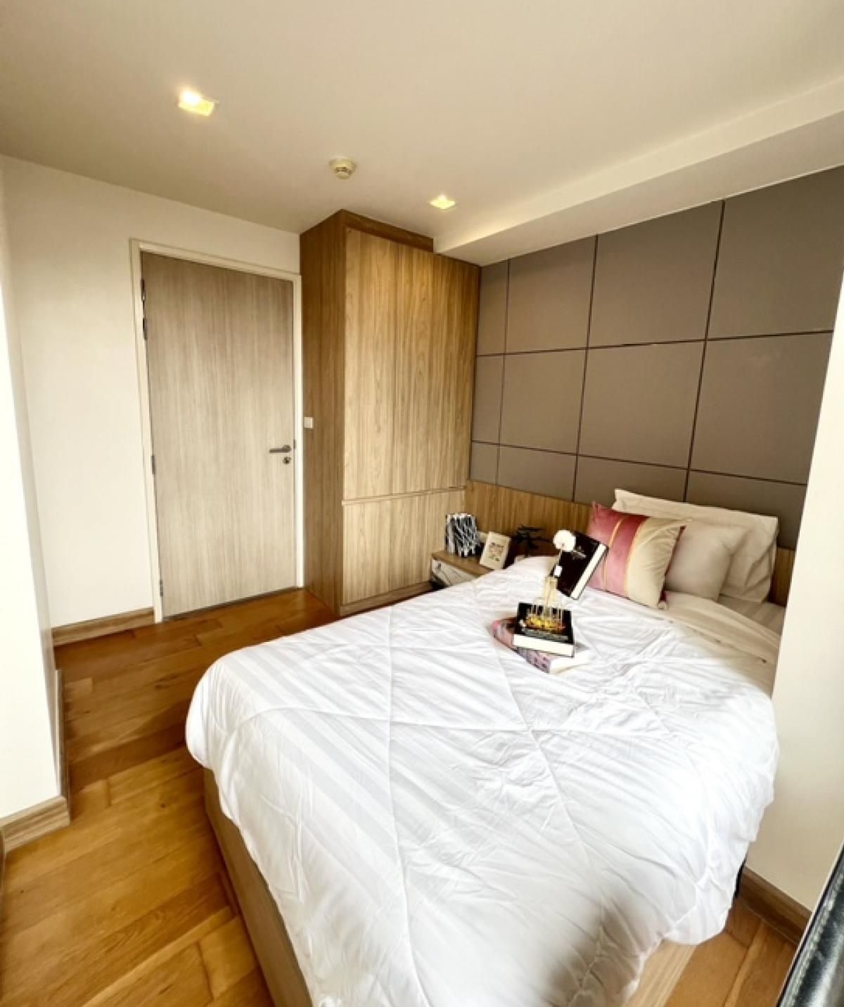 Urgent , Downtown Forty Nine (sukhumvit 49). image 3