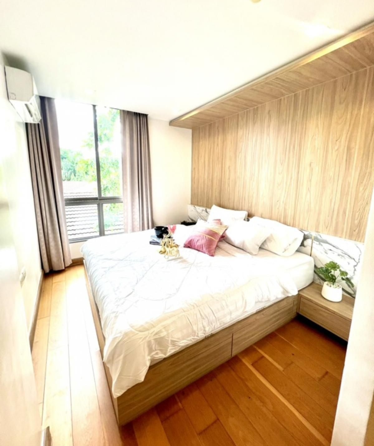 Urgent , Downtown Forty Nine (sukhumvit 49).