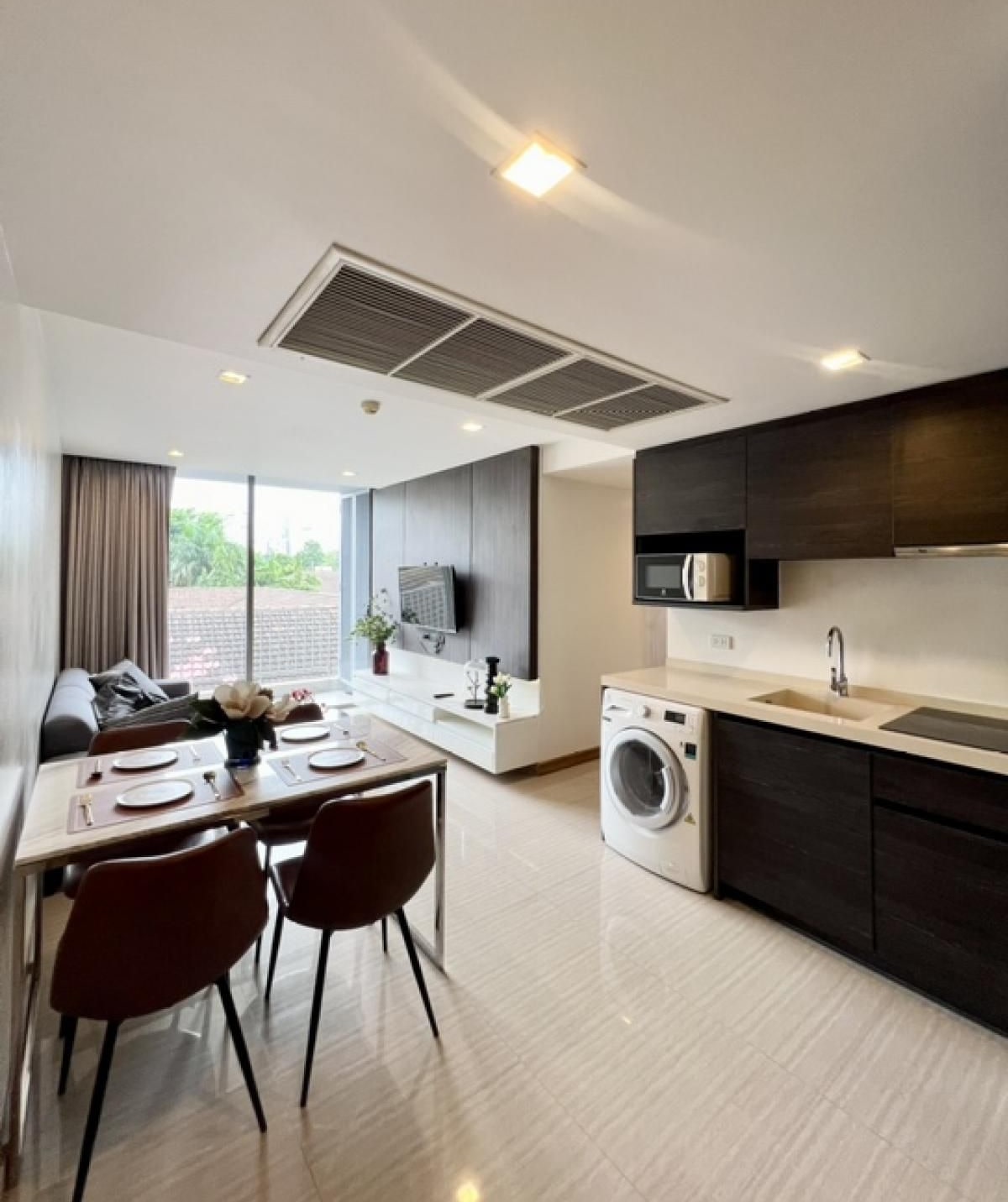 Urgent , Downtown Forty Nine (sukhumvit 49). image 4