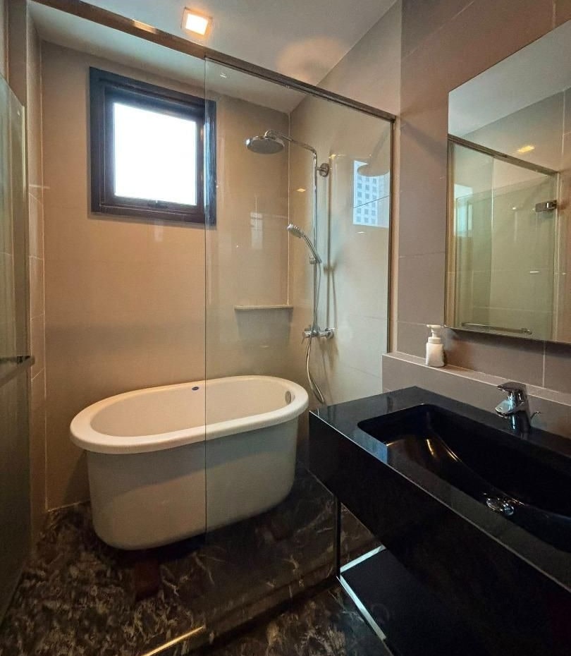 Urgent Rent Edge Sukhumvit 23, Complete Furniture, Ready to Be near Bts Asoke and Mrt Sukhumvit. image 4