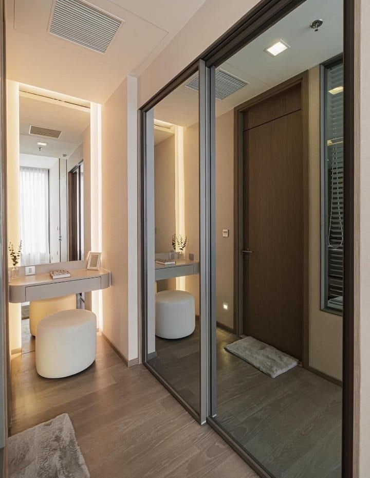 For Urgent Rent the Esse Asoke, Beautiful Room, Luxuriously Decorated, Fully Furnished, Ready to Move in Immediately. image 3