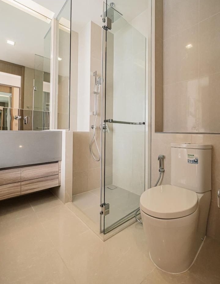 For Urgent Rent the Esse Asoke, Beautiful Room, Luxuriously Decorated, Fully Furnished, Ready to Move in Immediately. image 4