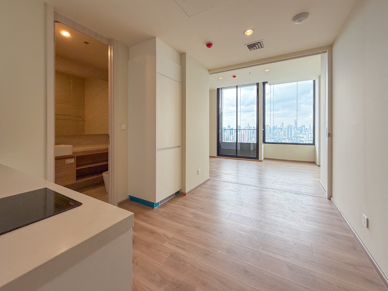 1 BR 1B Face East special price!