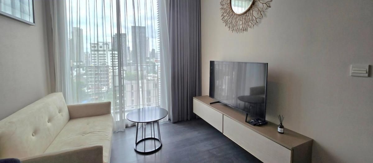 Urgent for Rent edge Sukhumvit 23, Beautiful Room, Fully Furnished, near Bts Asoke and Mrt Sukhumvit.